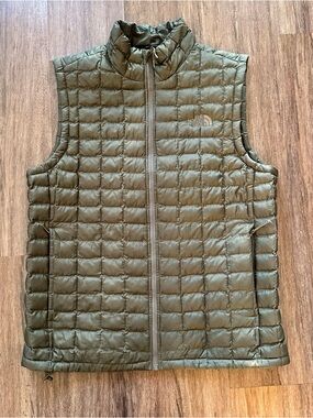 The North Face Men's THERMOBALL™M Vest in Woodland Green. Size L. *minor flaw*